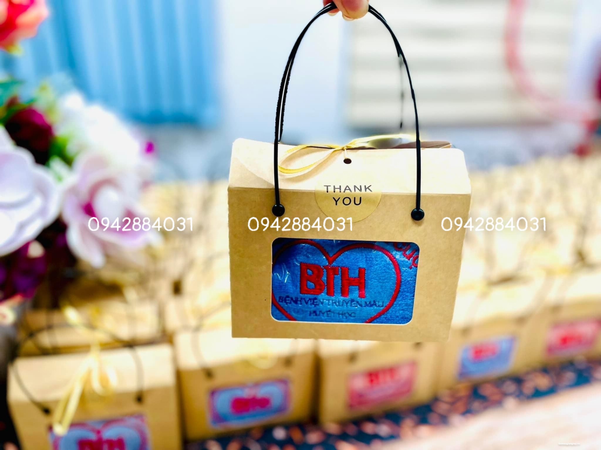 HỘP KHĂN MẶT THÊU LOGO THƯƠNG HIỆU - QUÀ TẶNG THIỆN NGUYỆN 